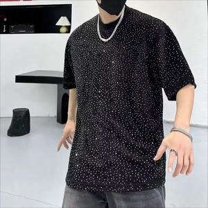 Camiseta de Hombre con Estampado de Estrellas Negras, Manga Corta, Cuello Redondo, Completamente Adornada con Pedrería, Corte Regular, Informal, Tejido de Punto, Diseño con Patrón de Puntos de Algodón - Product Image 4