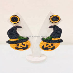 Boucles d'oreilles pendantes unisexes faites à la main, motif floral bohème, coupe poire, avec texte personnalisé, perles de rocaille, bijoux fantaisie, cadeau d'Halloween - Product Image 1