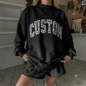 เสื้อสเวตเชิ้ตคอเต่าสีดำทรงโอเวอร์ไซส์สำหรับผู้หญิง ดีไซน์ตัวอักษรพิมพ์ด้านหลัง แขนยาว ผ้าถักคอตตอน สไตล์สตรีทแวร์สำหรับฤดูหนาว - Product Image 1
