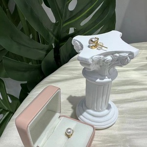 Boucles d'oreilles élégantes en argent sterling S925 avec perles d'eau douce, crochets incurvés et perles rondes simples - Product Image 3