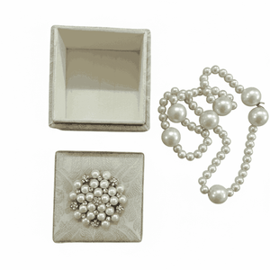 Caja de Regalo de Lujo con Tela Brocada Dorada y Broche de Perlas y Cristales, Caja de Recuerdo para Boda con Tapa Desmontable Cuadrada - Product Image 3