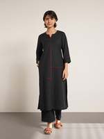 Robe maxi noire avec bordure contrastante rouge, manches trois quarts, coupe ample, tissu en coton tissé, tenue décontractée pour tous les jours