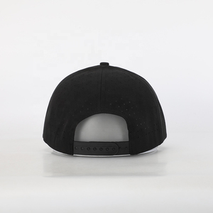 Casquette de sport pour homme à 6 panneaux, broderie personnalisée avec logo, haute qualité OEM, en polyester noir, avec trous découpés au laser - Product Image 1