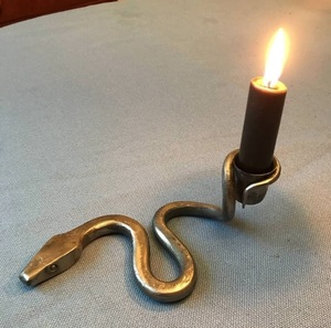 Candelabro de lujo de metal con diseño de serpiente larga, con cuerpo ondulado, para 4 velas cónicas, adorno decorativo de mesa, acabado dorado de lujo - Product Image 6