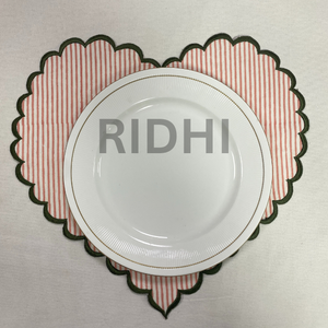 Vente en gros de sets de table en lin rose avec broderie verte en forme de cœur, sets de table réutilisables brodés, décoration de table personnalisée pour hôtels et mariages - Product Image 4
