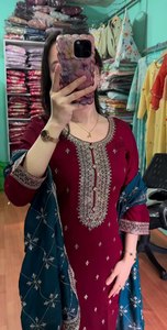 Nueva llegada 2025 pura seda de Chinon con hilo de bordar pesado trabajo cuello redondo tradicional Kurti para la comodidad diaria y la fiesta - Product Image 2