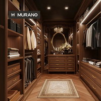 Dressing de luxe sur mesure pour toute la maison, du sol au plafond, avec commode et système d'éclairage LED, pour villa