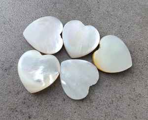 Cabochon en nacre naturelle en forme de cœur, pierre précieuse calibrée pour bijoux, pierre de guérison en cristal - Product Image 1