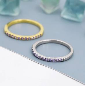 แหวนอะเมทิสต์สีม่วงไลแลคแบบครึ่งวง ประดับเพชร CZ สีเขียวม่วง บนตัวเรือนเงินสเตอร์ลิงหรือทอง ดีไซน์เรียบหรู แหวนแบบซ้อนได้ - Product Image 2