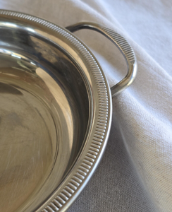 Elegante Bandeja Redonda de Metal para Servir con Asas Laterales, Frutero Decorativo con Acabado Plateado para el Hogar y Vajilla de Hotel - Product Image 3