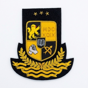 Parche de escudo bordado personalizado con hilo dorado para coser en prendas. - Product Image 1