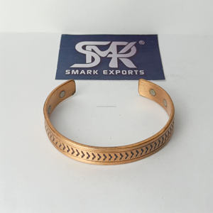 Bracelet magnétique en cuivre gravé, ajustable, manchette ouverte, artisanat métallique fait main, finition à motifs avec aimants intégrés pour hommes et femmes - Product Image 1