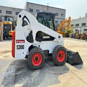 รถตักล้อยาง S300 เครื่องยนต์ Kubota กำลัง 60 กิโลวัตต์ ล้อสีขาวแดง มือสอง รับน้ำหนักได้ 1386 กิโลกรัม น้ำหนักเครื่อง 3750 กิโลกรัม ใช้งานมาแล้ว 1000 ชั่วโมง - Product Image 1