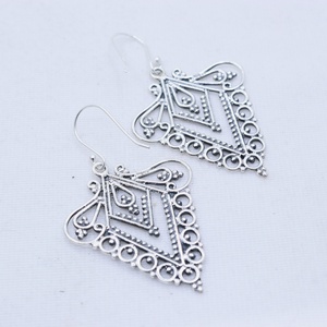 Boucles d'oreilles pendantes en argent sterling 925 en forme de cerf-volant ajouré, style filigrane, Memoria Jewels, vente en gros - Product Image 2