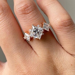 Anillo de tres piedras con diamante CVD de corte princesa de 2.01 quilates, cultivado en laboratorio, oro rosa de 14K, joyería fina cultivada en laboratorio, U And Me para ella. - Product Image 1