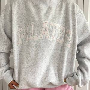Sudaderas Personalizadas de Manga Larga, Holgadas, Color Gris Perla, Cuello Alto, Bordadas, de Alta Calidad, para Pilates, Fabricante de Sudaderas para Mujer - Product Image 4