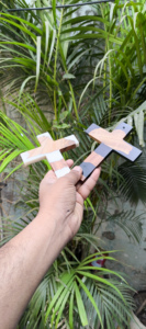 Crucifix mural artisanal en bois et résine polie, idéal pour la première communion, la confirmation, cadeau religieux, décoration intérieure - Product Image 2