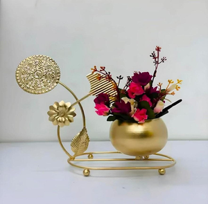 Encantador florero esférico dorado colocado sobre un elegante soporte metálico con adornos de hojas, disponible a precios de mayorista. - Product Image 1