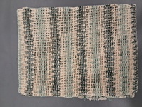 Hochwertiger Häkelstrickstoff als Meterware - Dunkelgrün, Aqua und Creme Gestreiftes Strukturiertes Open-Weave-Material für Bekleidung