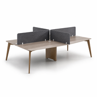 Poste de travail de bureau moderne pour 4 personnes avec dessus en imitation bois, écrans d'intimité gris foncé et rangement central