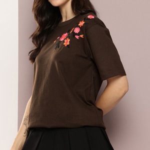 Camisetas al por mayor para mujer diseñadas con algodón transpirable que ofrece un ajuste cómodo y movimiento flexible para el día a día, personalizables. - Product Image 6