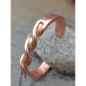 Bracelet en cuivre, accessoire de mode en cristal élégant et moderne, fait à la main - Product Image 1