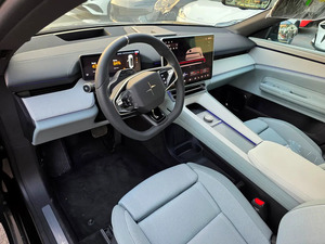 Polestar 4 Sedán con Paquete de Rendimiento de Motor Dual, Batería de Litio, Tracción en las Cuatro Ruedas, Asientos de Cuero y Techo Panorámico - Product Image 3