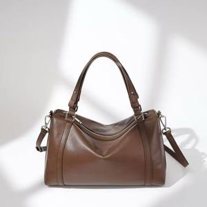 Sac à main et bandoulière décontracté en cuir véritable de haute qualité pour femme avec fermeture éclair et ouverture facile - Product Image 6