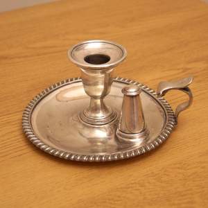 Élégant porte-bougie en laiton avec plateau de base, finition antique, support de bougie en métal fait main pour la décoration intérieure et la mise en scène de table - Product Image 6