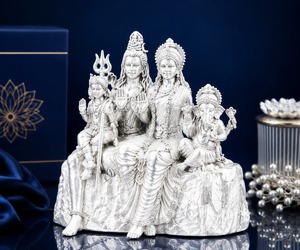 Statue religieuse Shiv Parivar plaquée argent 999 de Jaipur Metals |   100% Laiton |   Décoration d'intérieur Cadeau de mariage |   8x5,5x8 cm |   153g - Product Image 1