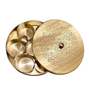 Boîte à épices Masala Dabba en laiton avec un design imprimé élégant et un couvercle gravé de fleurs, fabriquée à la main, contenant de rangement pour la cuisine - Product Image 3