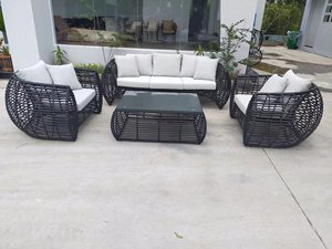 Conjunto de Sofá de Ratán Contemporáneo para Exteriores con Cojines Blancos, Muebles de Jardín de 3 Piezas para una Vida al Aire Libre con Estilo y Relajación - Product Image 1