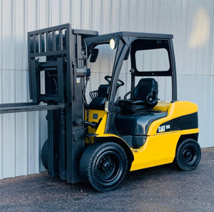 2 chariots élévateurs diesel CAT d'occasion disponibles à prix réduits - Product Image 1