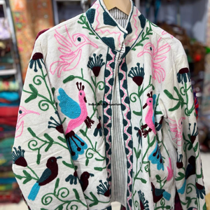 Chaqueta Bomber de Invierno de Algodón Suzani Hecha a Mano en India, con Bordado Floral, Cierre de Botones, Cuello Alto Unisex - Product Image 5