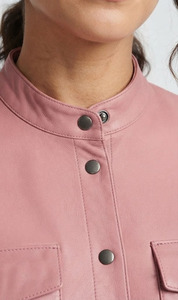 Chemise élégante pour femmes en cuir PU rose, cuir de vachette de qualité supérieure, mode décontractée, manches longues, fermeture à boutons pression, coupe ajustée, haut en cuir - Product Image 3
