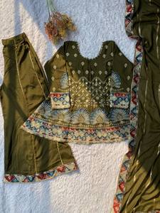 Elegante Conjunto Moderno de Top Chinnon y Pantalón Palazzo con Dupatta a Juego y Bordado de Lentejuelas para Bodas/Graduaciones - Product Image 5