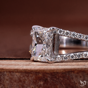 แหวนเพชรทรงรัศมี 1 กะรัต เพาะเลี้ยงในห้องปฏิบัติการ พร้อมใบรับรอง IGI ตัวเรือนทองคำขาว 10K ประดับเพชรแบบสปลิตเพฟ สำหรับขอแต่งงาน/หมั้น - Product Image 3