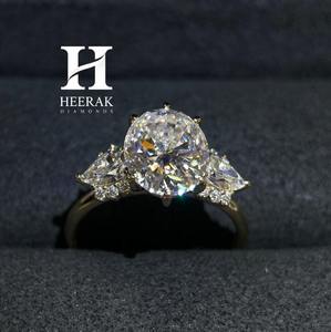 แหวนหมั้นเพชรโมอิสซาไนต์/เพชรแล็บทรงรูปไข่ 2 กะรัต แบบสั่งทำพิเศษ ทองคำขาว 14K ประดับเพชรทรงลูกแพร์สามเม็ด แหวนครบรอบสำหรับผู้หญิง - Product Image 2