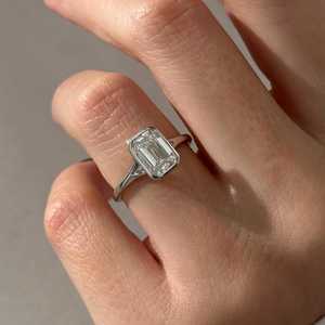 Bague de fiançailles Art Déco en diamant de laboratoire taille émeraude 2 carats, bague solitaire à sertissage clos à double anneau, certifiée IGI - Product Image 2
