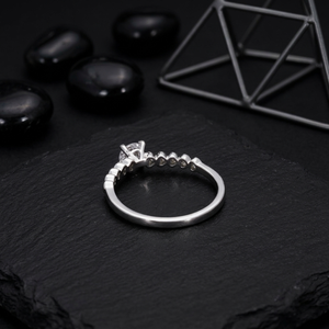 Anillo de Diamante Cultivado en Laboratorio con Corte Brillante Redondo D'vins, Oro Sólido de 18K, Anillo de Compromiso para Mujer, Certificado IGI, Color D, Engaste de Cera - Product Image 3