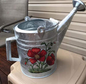 Bidon d'eau galvanisé peint en émail artistique idéal pour les maisons de campagne rustiques offrant beauté et fonctionnalité pour l'arrosage des plantes - Product Image 3