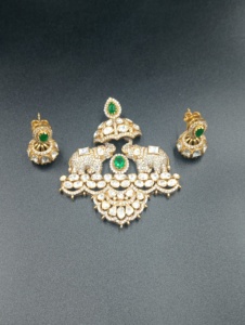 Pendentif éléphant plaqué or serti de pierres vertes émeraude et de strass en cristal, bijoux de mariage pour femmes, style classique - Product Image 5