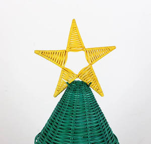 Figurine de sapin de Noël unique en rotin vert, faite à la main, avec étoile jaune en sommet, pièce tissée écologique - Product Image 4
