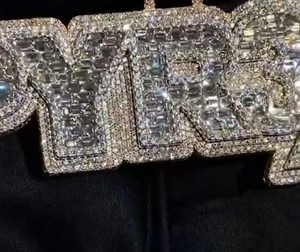 Collar con Colgante de Nombre Personalizado Estilo Hip Hop, con Incrustaciones de Diamantes Moissanite en Plata de Ley 925, con Colgante de Manos en Oración - Product Image 2