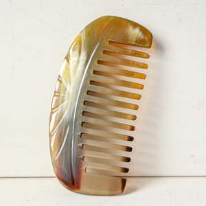 Peine de cuerno de búfalo artesanal tradicional para cuidado antiestático, masaje del cuero cabelludo y brillo. - Product Image 6