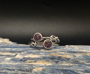 Anillo de amatista en plata de ley con nudo infinito hecho a mano, piedra preciosa de febrero, anillo elegante, regalo de joyería para mujer - Product Image 1