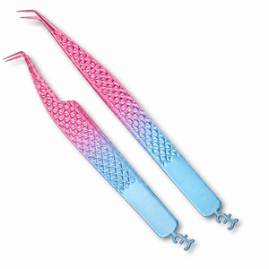 Pince à épiler de précision pour cils avec pointe lisse, design métallique dégradé rose et bleu ciel pour une application facile - Product Image 1