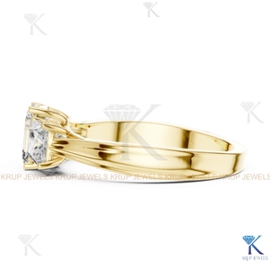 Bague à trois pierres en diamant de laboratoire CVD HPHT, émeraude et taille princesse, or jaune massif - Product Image 3