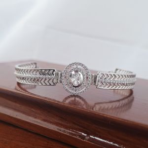 กำไลข้อมือเงินแท้ 925 รุ่น Revalia รูปวงรีประดับเพชร ดีไซน์เก๋ไก๋ ชุบเงิน งานฉลุลายสวยงาม เครื่องประดับสำหรับผู้หญิง - Product Image 2