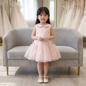 ชุดเดรสเจ้าหญิงเด็กผู้หญิงสีชมพูอ่อนแบบซาตินทูลล์ยาวระดับเข่า แบรนด์ TUTUPETTI คอปกปีเตอร์แพน แต่งโบว์ชายกระโปรงระบาย ผลิตตามแบบเวียดนาม - Product Image 3